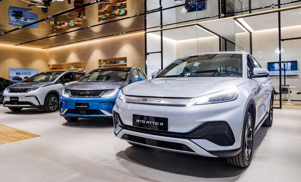 比亞迪2023年在港錄得逾3,700新登記電動私家車，廠方委任了兩間代理聯大汽車和和諧汽車，合共開設了9間陳列室及4個大型售後服務中心。