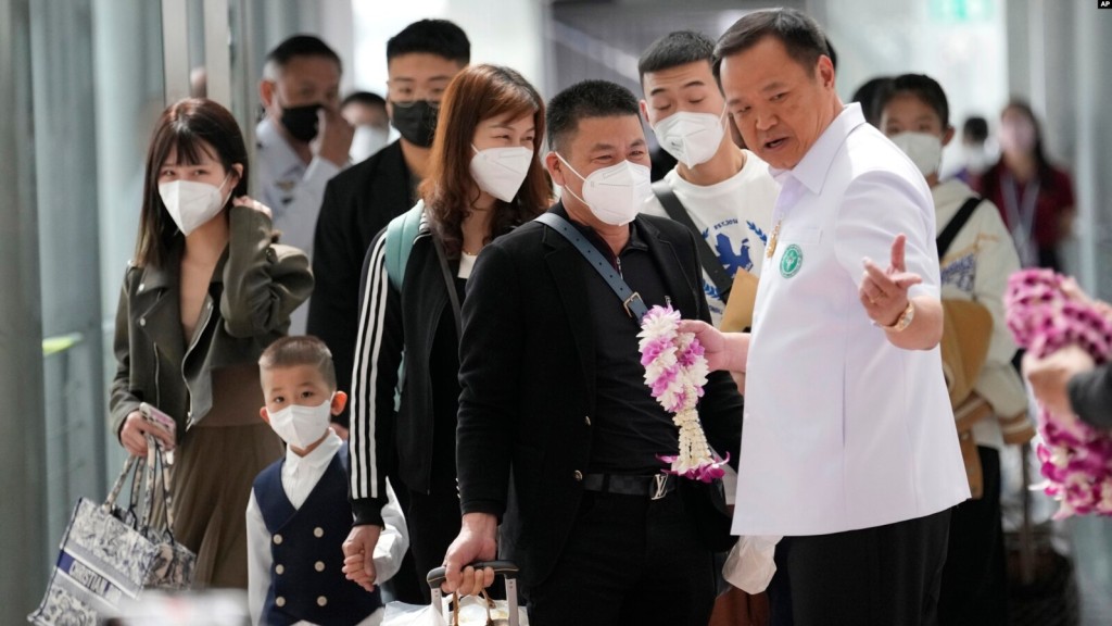 上月，泰國副總理兼衛生部長阿努廷(右Anutin Charnvirakul）在曼谷的素萬那普國際機場歡迎來自中國的乘客。