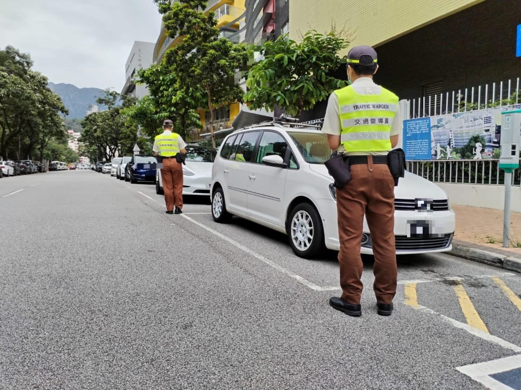 警方向涉及违例停泊车辆发出定额罚款通知书。警方提供