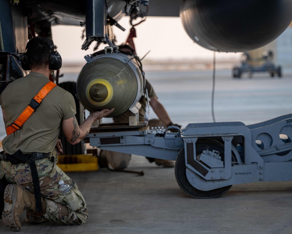 美軍在F-15戰機上裝上導彈。法新社 美軍在F-15戰機上裝上導彈。法新社