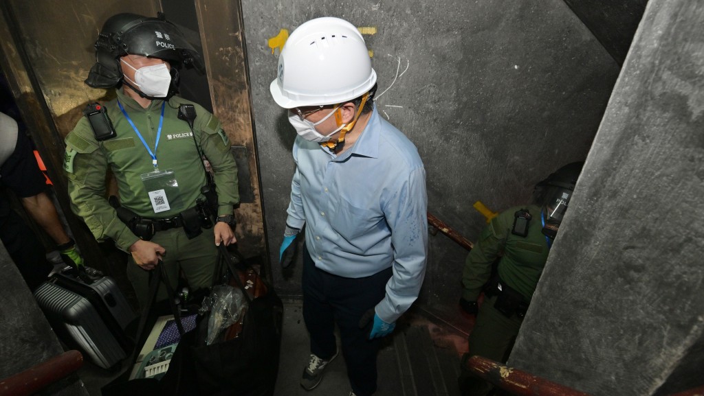 卓永興（右）為駐守樓層的警務人員打氣。