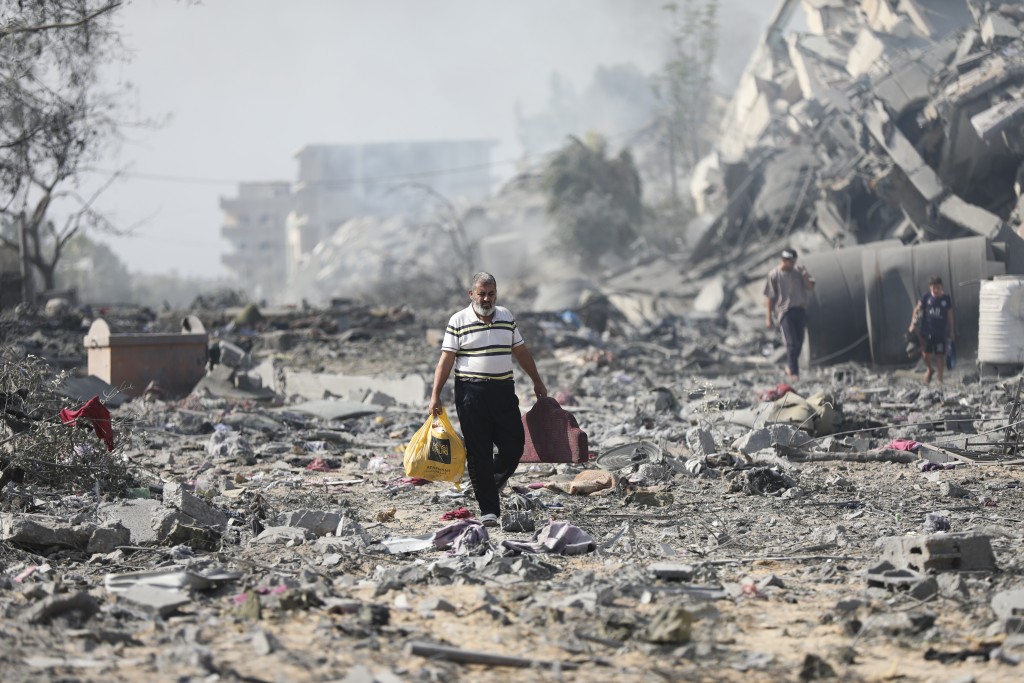 以军持续空袭加沙，当地有如废墟。美联社