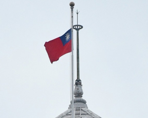 台灣行政院指示全台各機關(構)及各級學校,包括中、小學等,今日下半旗。 網圖