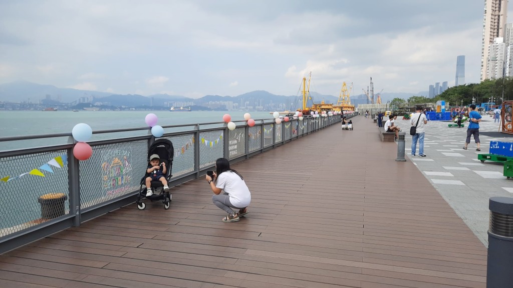 家長為小朋友打卡。