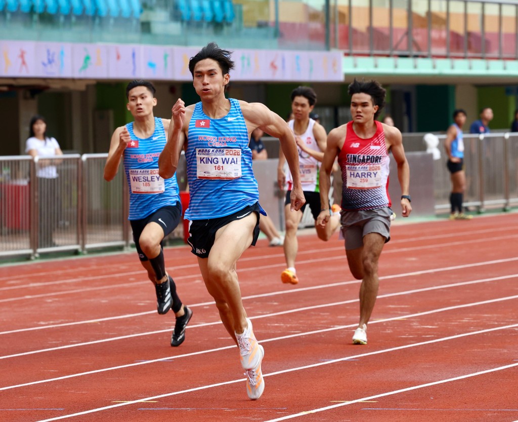 男子100米決賽,南韓籍的CHAEMIN JUN奪冠,香港的張灝軒(右一)奪亞,陳一樂(左一)得季軍。徐嘉華攝 男子100米決賽,南韓籍的CHAEMIN JUN奪冠,香港的張灝軒(右一)奪亞,陳一樂(左一)得季軍。徐嘉華攝