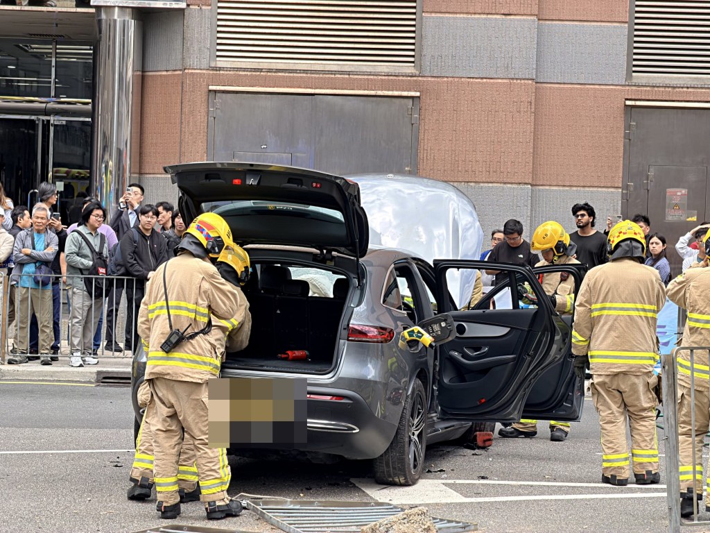 警方在場調查。梁國峰攝 警方在場調查。梁國峰攝