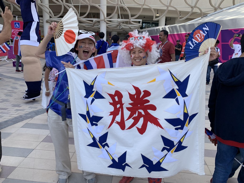 每逢日本有比赛，球迷都亲身支持爱队。