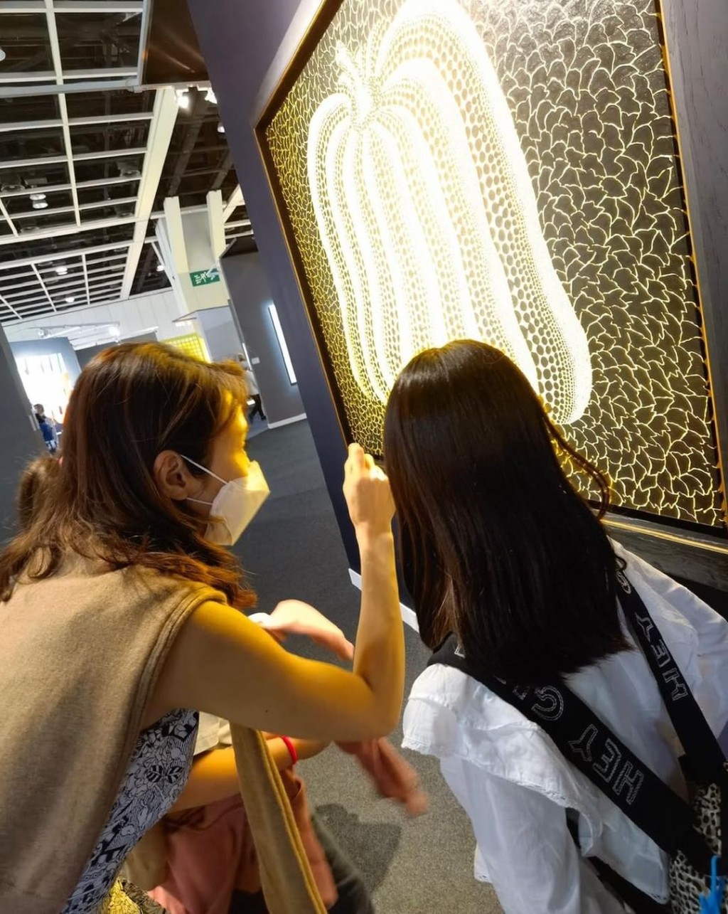 黎姿講解畫作來提高女兒創意。