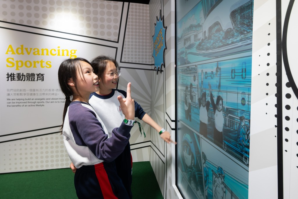 赛马会社区高尔夫球计划参加者参观马会摊位。