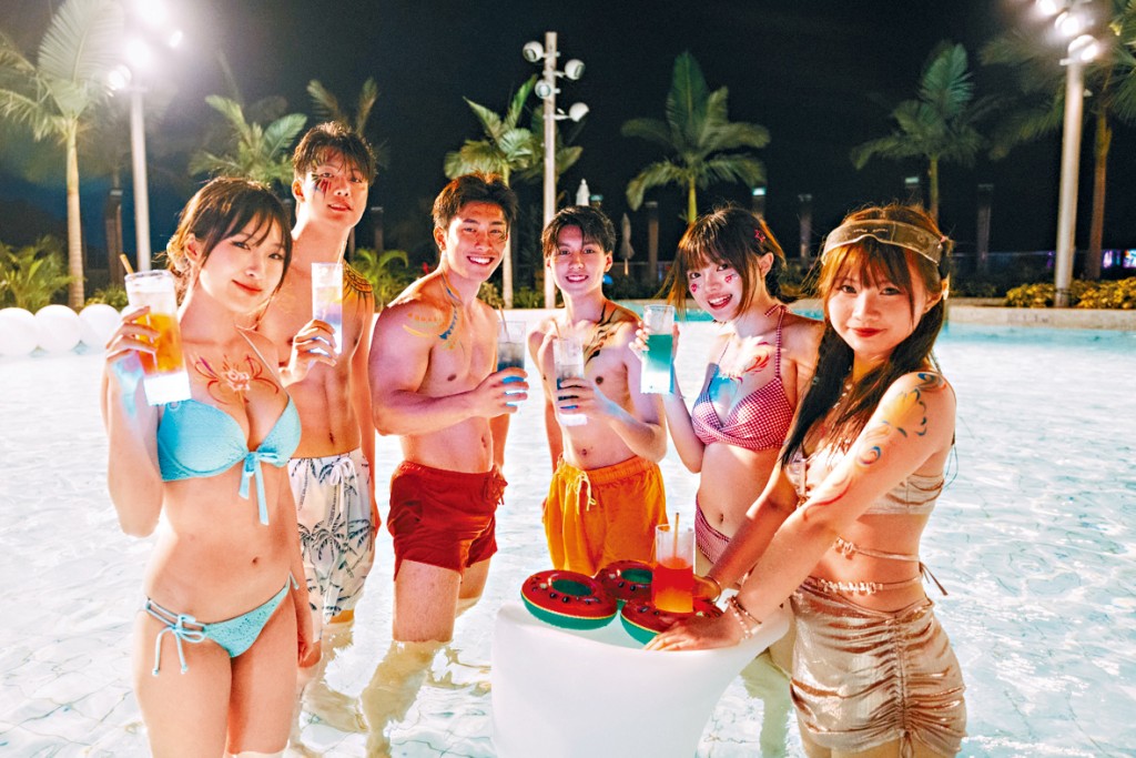 海洋公園推出「水花.狂歡夜」。