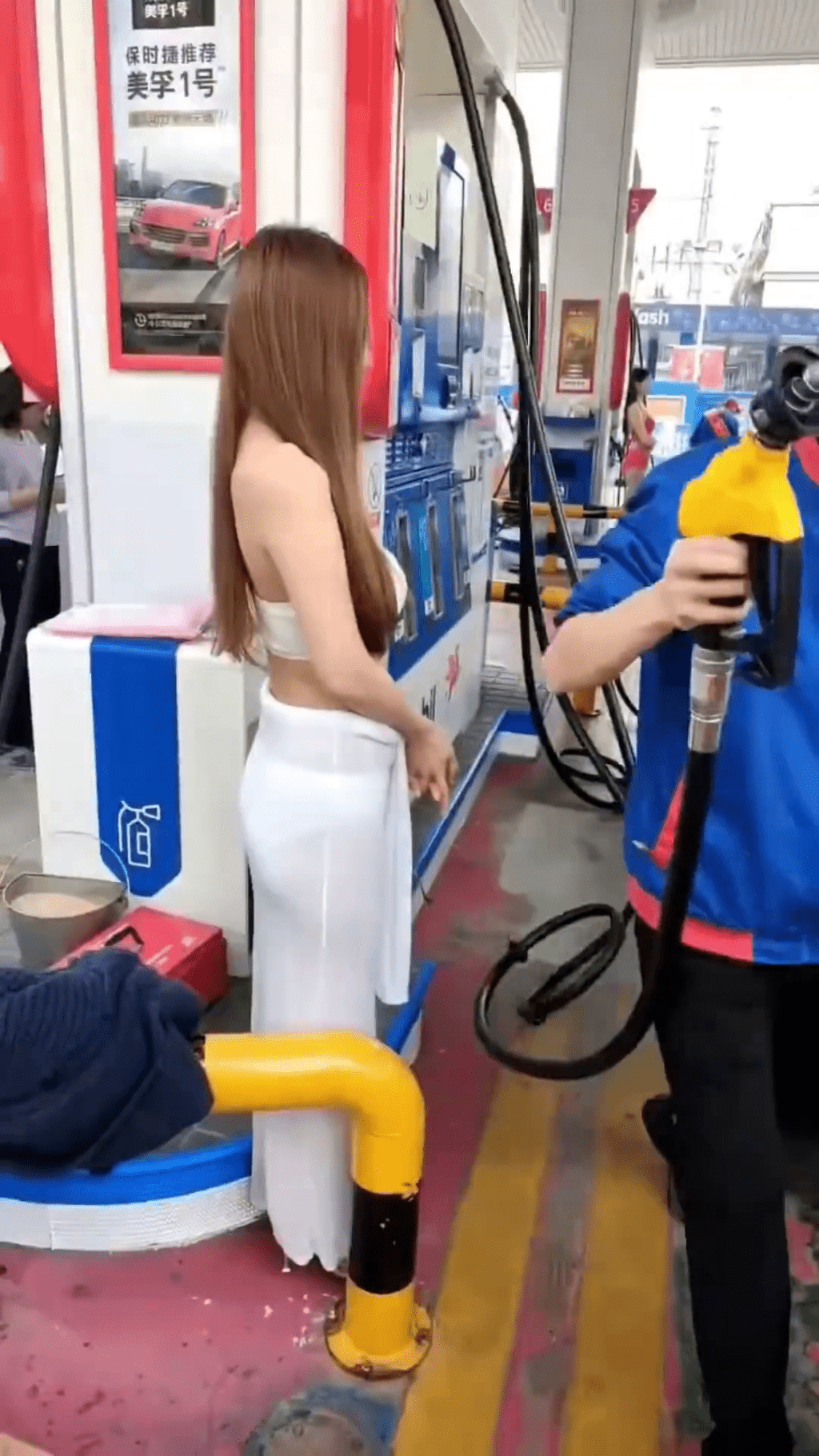 江門加油站「火辣美女」促銷，衣著性感暴露引發爭議。