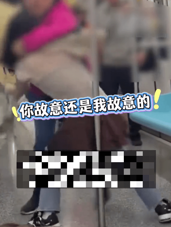 兩女上海地鐵為爭座位打大出手，扯頭髮抱摔技盡出。 網片截圖