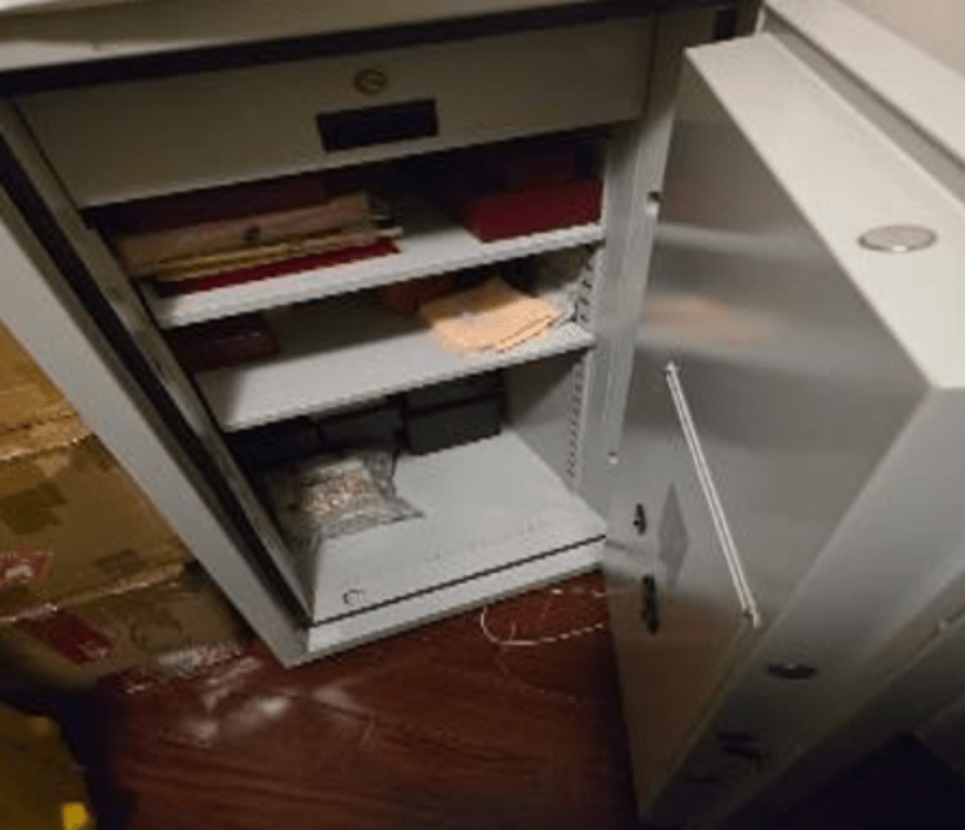 詐騙集團租用豪宅單位收藏犯罪得益，倉庫中發現有夾萬擺放大量現金、名錶及珠寶手飾，單位內亦搜出大量名貴烈酒。警方圖片