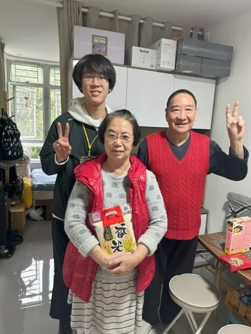 嶺大義工探訪獨居長者。 嶺大提供 嶺大義工探訪獨居長者。 嶺大提供