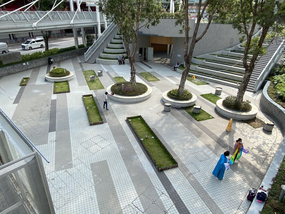 建築師將半個公園「升高」，興建一個平台花園，並在平台下興建活動中心。