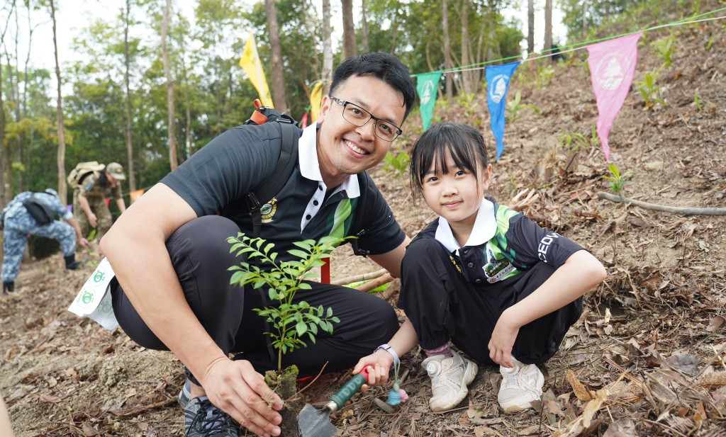 眾人親手將樹苗帶到植樹區,細心栽種到泥土之中。香港海關fb圖片 眾人親手將樹苗帶到植樹區,細心栽種到泥土之中。香港海關fb圖片