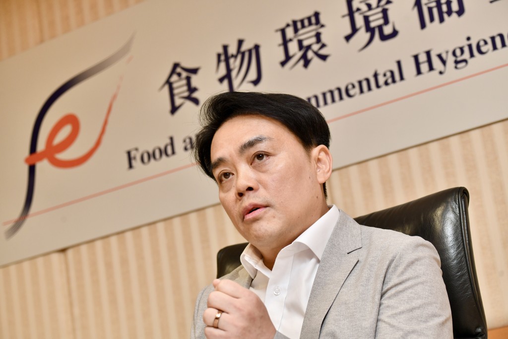 袁旭健强调,前线人员意见极为重要,期望员工可遁正规渠道向署方反映意见。 袁旭健强调,前线人员意见极为重要,期望员工可遁正规渠道向署方反映意见。
