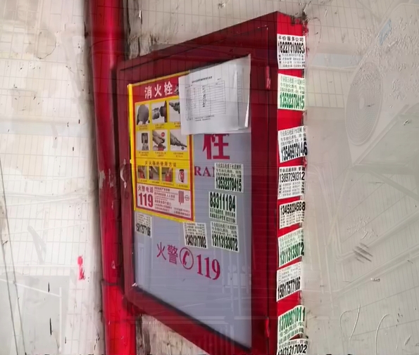 大廈多層的消防栓玻璃門已經破損，卻仍被貼上「合格」標籤。