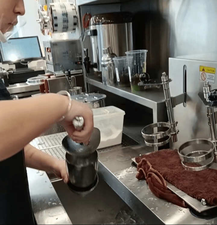 员工被指未规范佩戴口罩、手套，而且佩戴首饰直接徒手制作饮品。