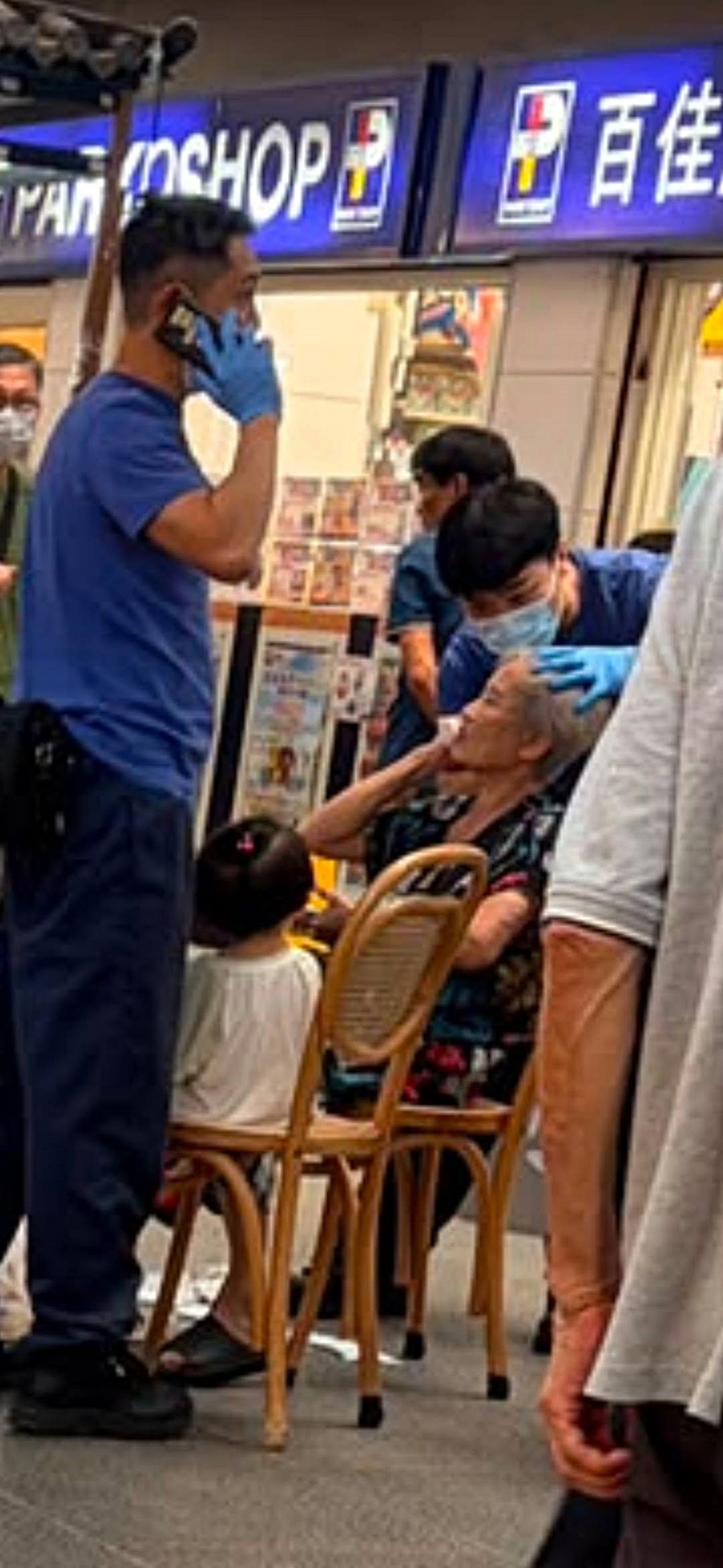傷者在場接受敷治。fb:林紹輝 傷者在場接受敷治。fb:林紹輝