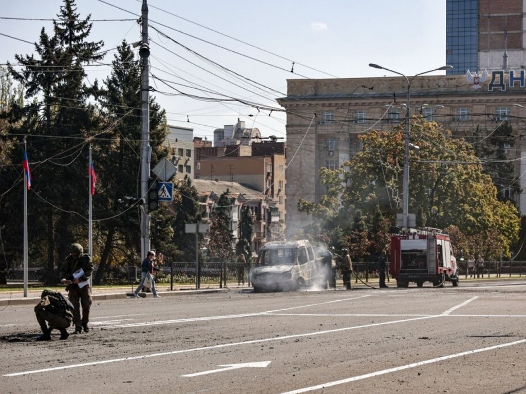 烏軍近期向東部發動反攻，頓涅茨克地區有汽車懷疑被砲彈擊中。AP