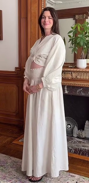 接着，安妮夏菲維鬆開雙手，露出孕肚，以行動宣布懷有第三胎的喜訊。