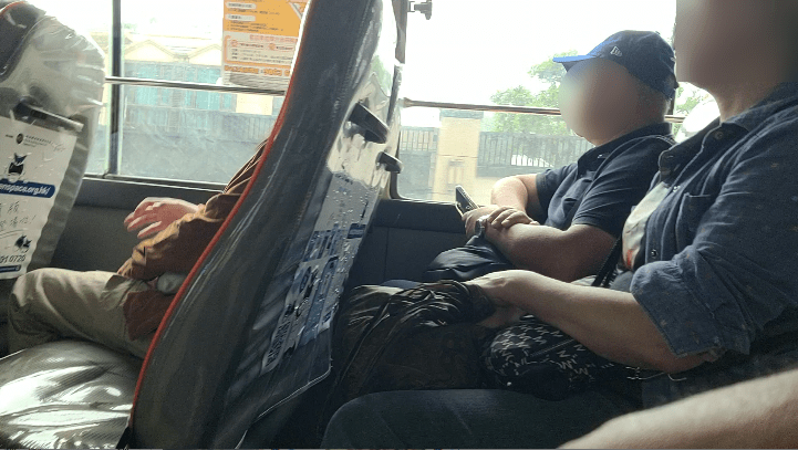 記者乘坐一輛由坑口至彩虹的專線小巴,發現中後座乘客不扣安全帶的情況相當普遍。 記者乘坐一輛由坑口至彩虹的專線小巴,發現中後座乘客不扣安全帶的情況相當普遍。