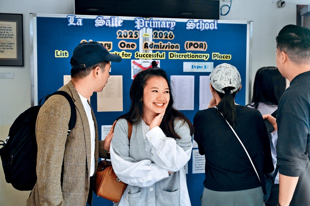 下學年小一入學自行分配學位結果昨揭盅，有家長得知兒子獲錄取後心情激動，笑容滿臉。