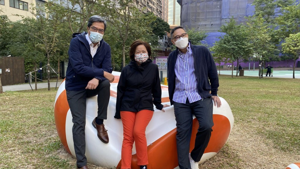 黃偉綸（左)到觀塘駿業街InPark。網誌圖片