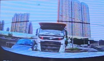 两车驶至博爱交汇处相撞。fb香港突发事故报料区影片截图