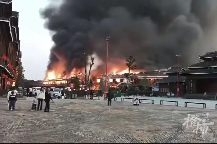 廣西著名景區三江布央大火，濃煙滾滾。 網上圖片