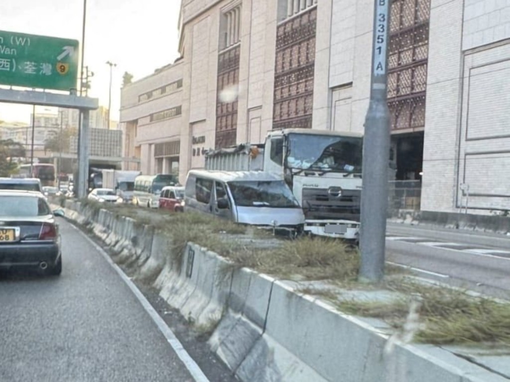 客貨車被泥頭車夾困。FB：Bosco Chu@車Cam L（香港群組）