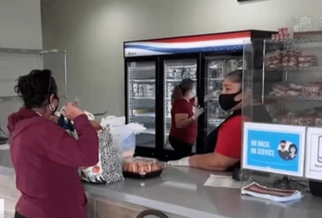 通胀高企与供应链危机影响「食物银行」。