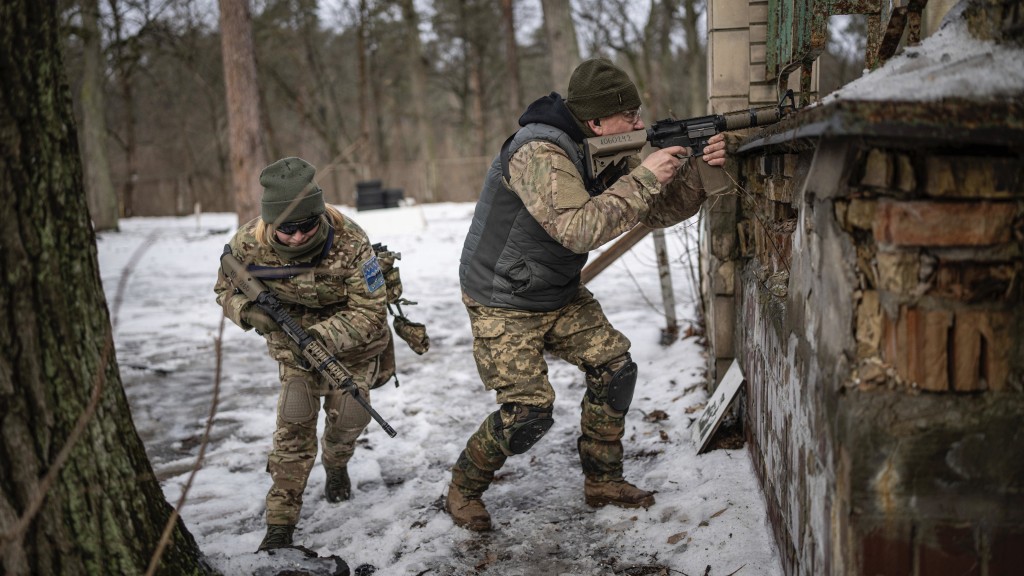 乌克兰人尚未放弃守卫家园，2024年1月，基辅民众仍然上课学习战斗技能。 美联社