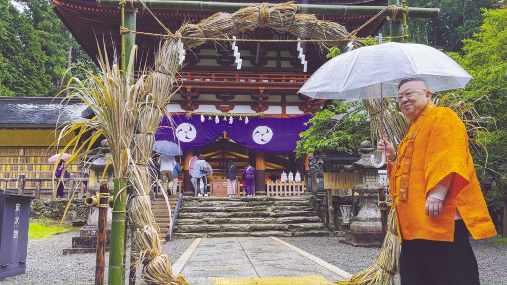 每逢進入夏季，日本各大神社會開始在社內設置一個用茅草編織而成的「茅輪」。