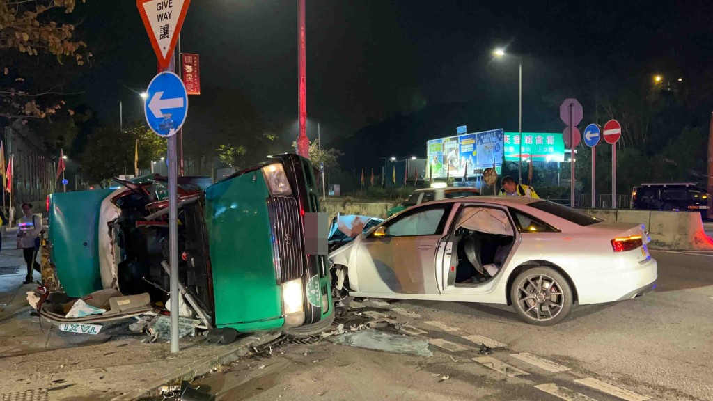 的士被攔腰猛撞後翻側。 的士被攔腰猛撞後翻側。