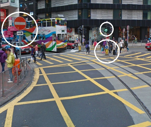 路口位也設有不准駛入路牌、往右面行安全島及直去的交通燈號。網上圖片