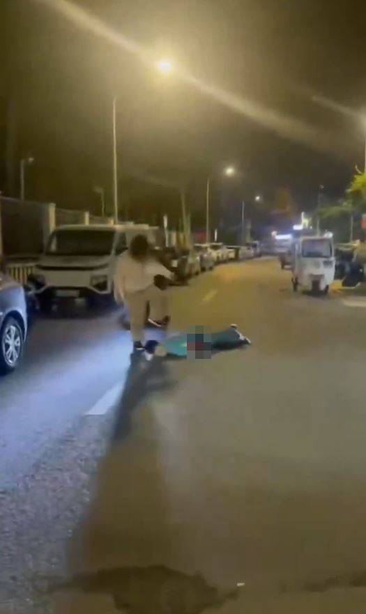 快遞員染血倒地後仍遭人狂踢猛踩頭部，但無人阻止。Ｘ