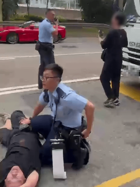 警員警告眼鏡男，並呼叫增援。
