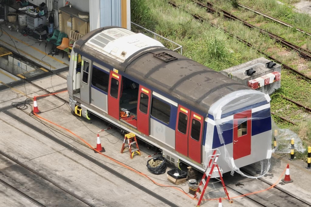 有市民发现有电气化火车被削短。空城记fb图片