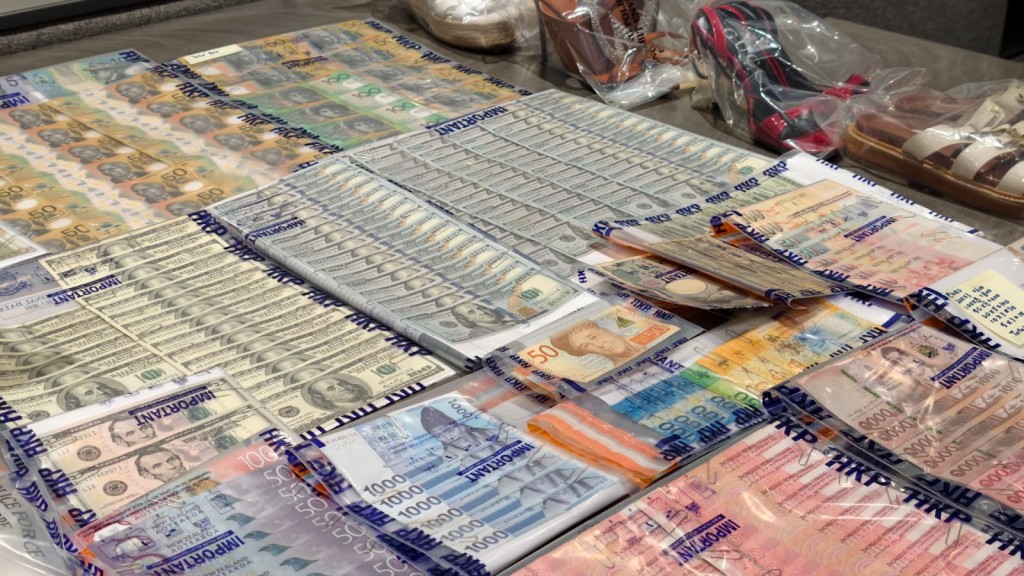 警方在啟德一單位檢獲110萬元現金，名貴手錶手袋等，相信為販毒集團的犯罪得益。黃文威攝