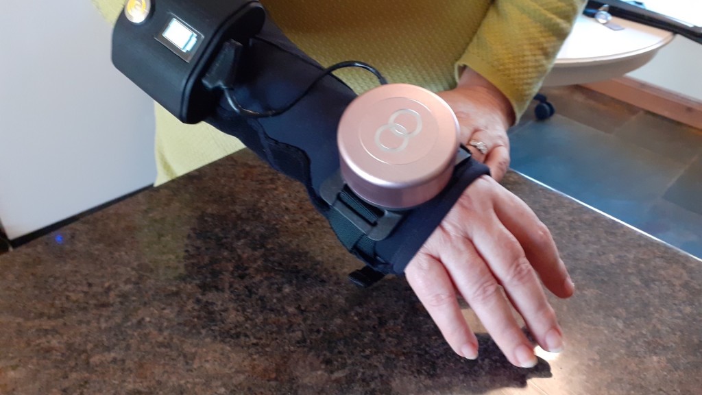 一款帮助帕金逊症患者停止手震的穿戴式医疗设备。 路透社