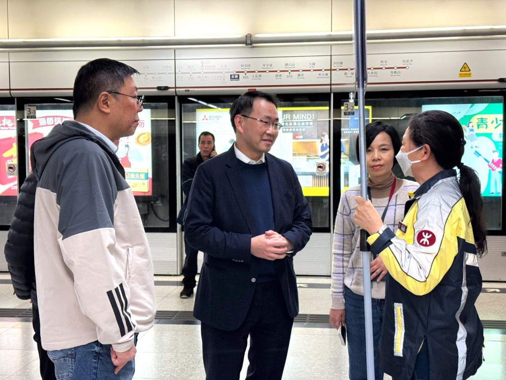 港鐵公司香港客運服務總監鄺永銓，與副總監（車務營運及本地鐵路）李婉玲，於紅磡站等視察特別服務安排的執行情況。