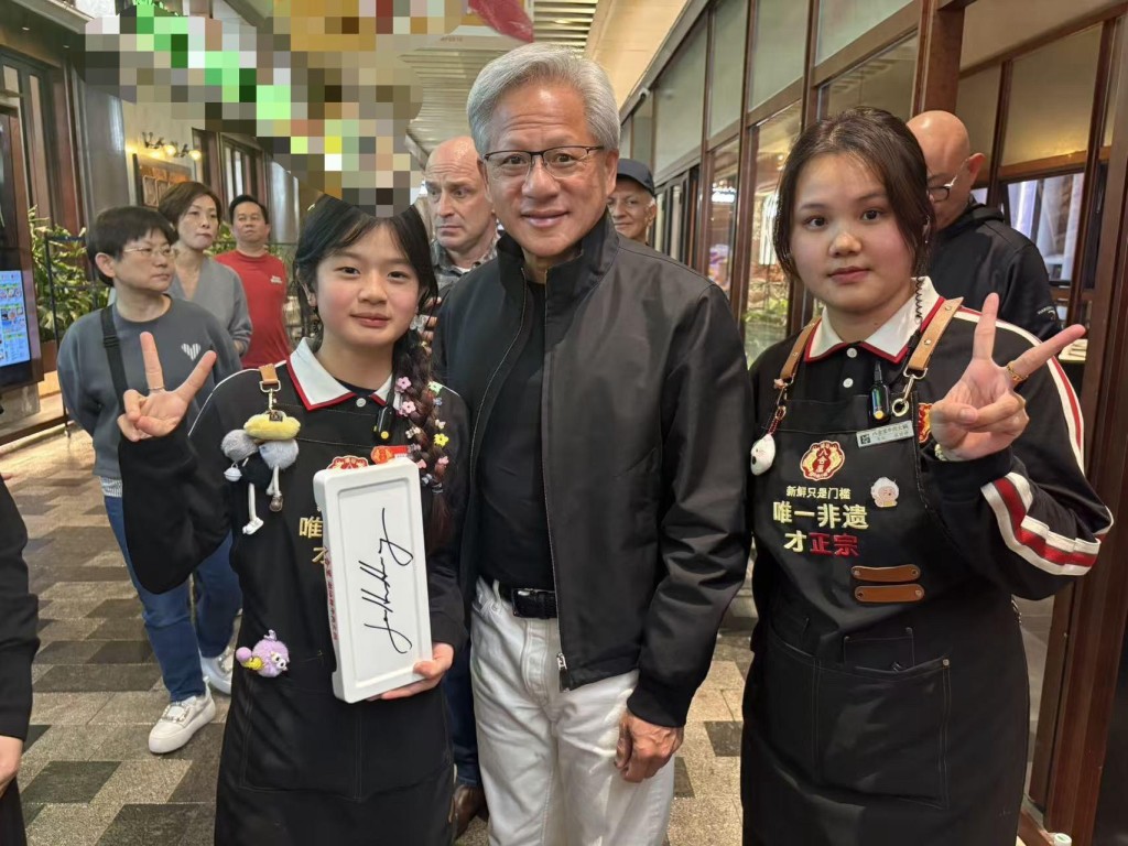 黃仁勳27日晚在深圳福田與朋友吃潮汕牛肉火鍋。抖音@21筆畫（迎財神）