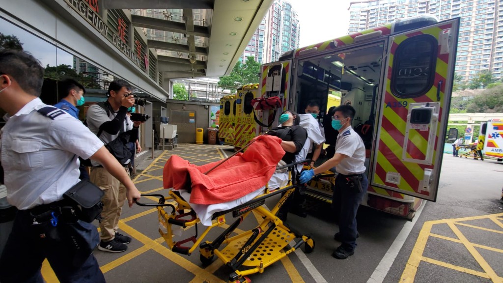 其中一名女傷者送院。