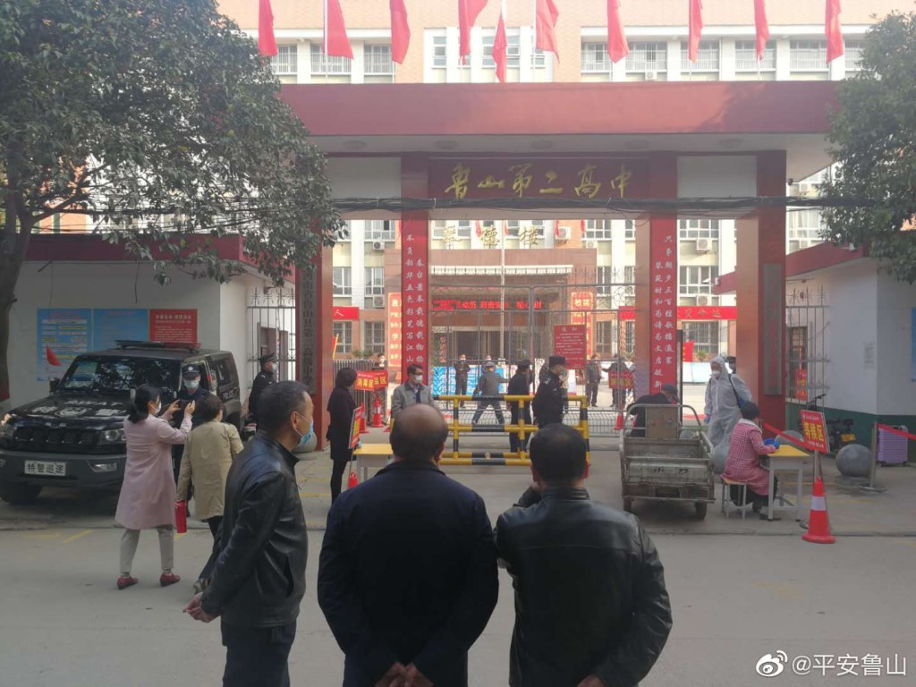 河南鲁山县第二高级中学以月薪1000元招聘教师，引起热议。