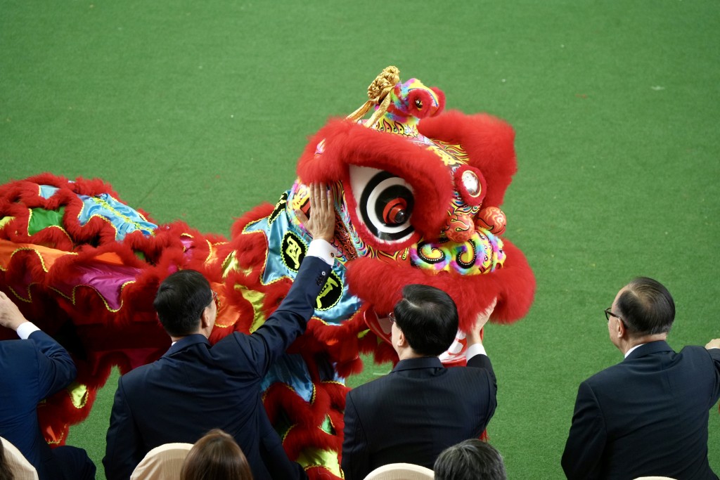 现场有醒狮表演。