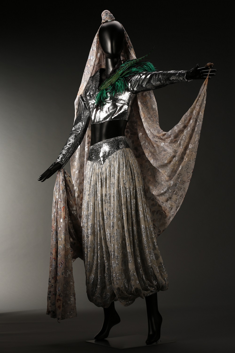 刘培基捐赠的梅艳芳于1987至1988年《百变梅艳芳再展光华演唱会》中演唱《妖女》的服饰。