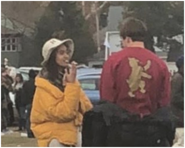 照片清楚見到瑪利亞拿起一支煙。網圖