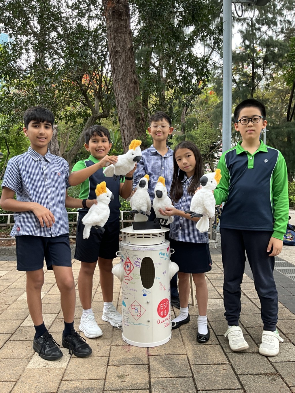 研究团队与3间本地学校合作安装特别设计的人工巢箱,当中由鲗鱼涌小学赞助的巢箱已安装于维多利亚公园。港大提供 研究团队与3间本地学校合作安装特别设计的人工巢箱,当中由鲗鱼涌小学赞助的巢箱已安装于维多利亚公园。港大提供
